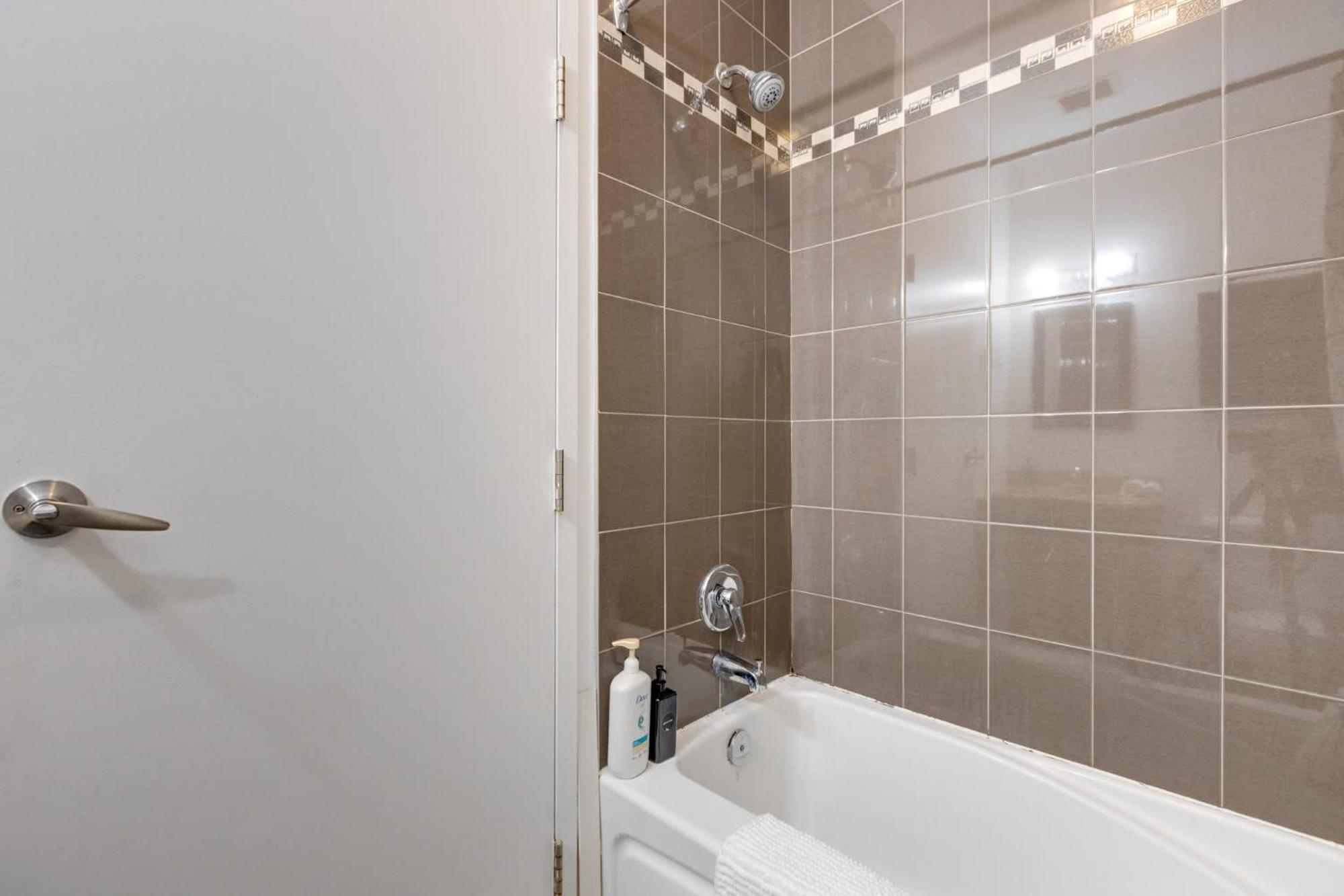 شقة M11 - Stylish & Cozy 2Bdr In Plateau مونتريال المظهر الخارجي الصورة